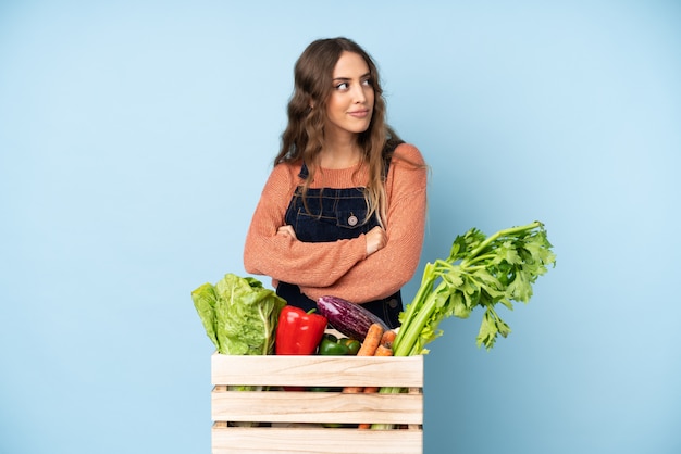 Agricultor com legumes recém colhidos em um retrato de caixa