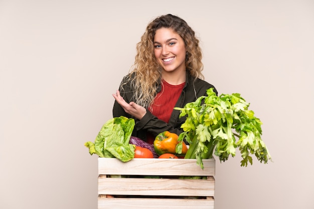 Agricultor com vegetais frescos em uma caixa