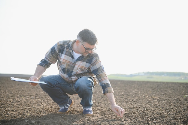 Un agricultor comprueba la calidad del suelo antes de sembrar.