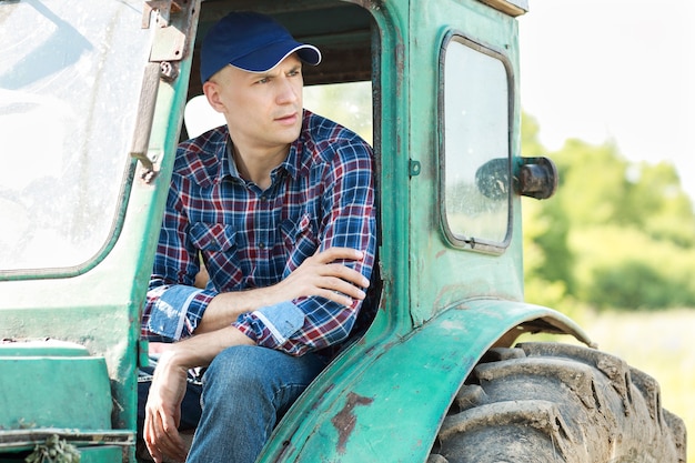 Agricultor conduciendo tractor en el campo