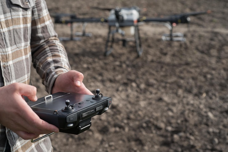 Foto un agricultor con un control remoto en sus manos establece los parámetros del campo para fumigar con un agrodrone las últimas tecnologías de aplicación de fertilizantes