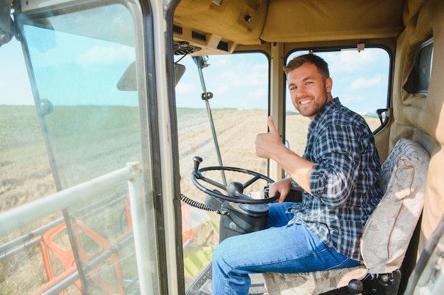 Agricultor controla a colheitadeira