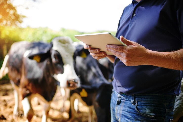 Foto agricultor de mãos e homem com uma fazenda de tablet e conexão com inventário de atualização de lista de verificação e animais closeup homem ou empresário com vacas de tecnologia e sustentabilidade com agricultura
