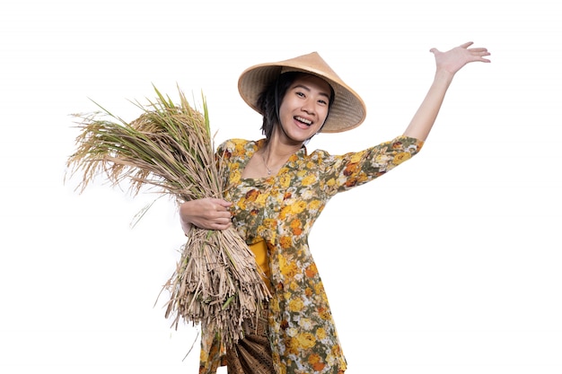 Agricultor feminino asiático segurando grãos de arroz