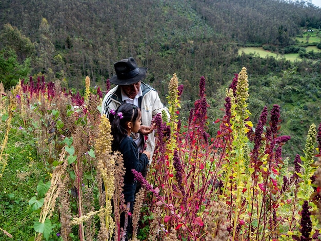 Agricultor en finca orgánica en las montañas de Perú