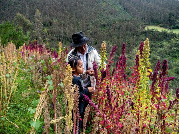 Agricultor en finca orgánica en las montañas de Perú