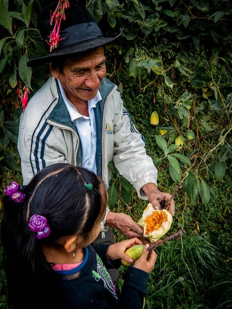 Agricultor en finca orgánica en las montañas de Perú