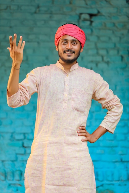 Agricultor indiano com roupas tradicionais e expressão de alegria em casa