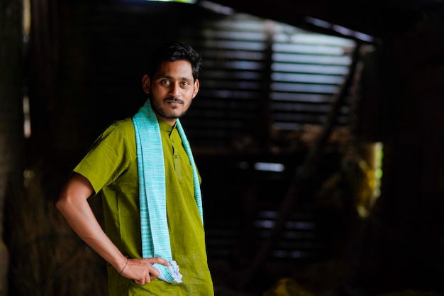 Agricultor indiano com roupas tradicionais em casa.