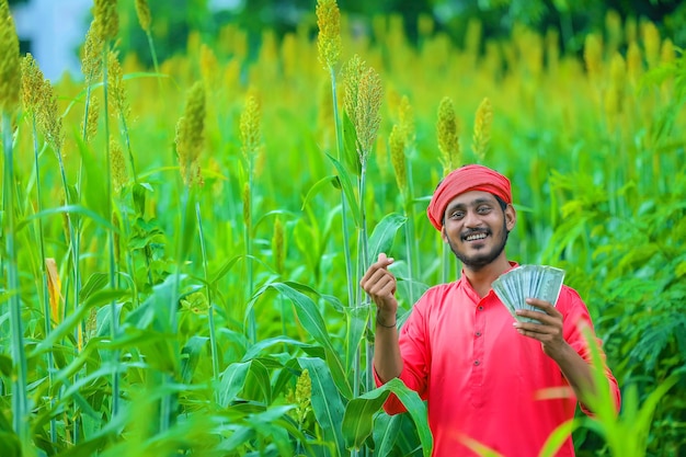 Agricultor indiano em um campo de sorgo