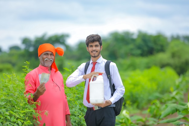 Agricultor indio con agrónomo en el campo