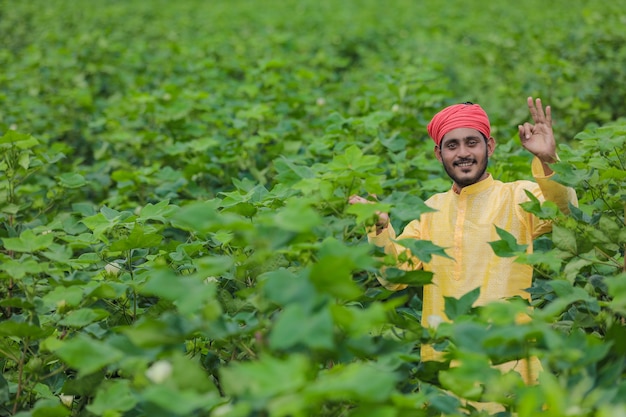 Agricultor indio en campo de algodón