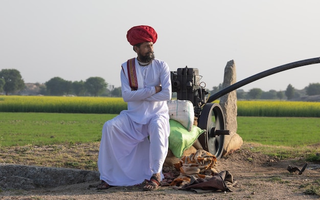 Agricultor indio cosechando campo agrícola