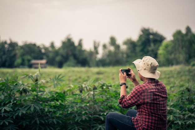 Un agricultor inteligente que comprueba la integridad de los cultivos y la planificación del mantenimiento para obtener buenos rendimientos