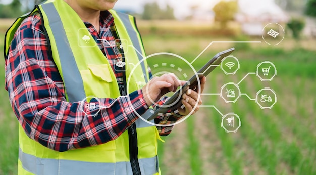 Agricultor inteligente usando aplicativo por conceitos de smartphone tecnologia agrícola moderna e ícone visual