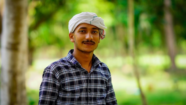 Agricultor jovem com sorriso fofo na fazenda