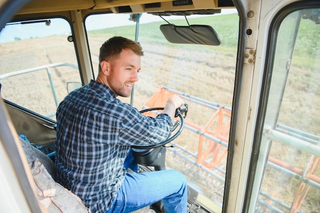 Agricultor manejando cosechadora y cosechando cultivos