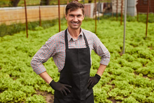 Agricultor masculino positivo durante o trabalho