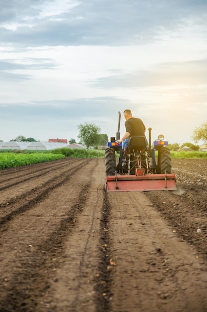 Un agricultor muele suelo sólido para plantar nuevos cultivos Desarrollo de la economía agrícola