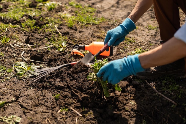 Agricultor na horta, ferramentas de jardinagem