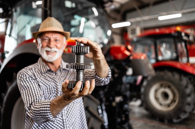 Foto agricultor que posee piezas de repuesto para máquinas tractoras servicio y mantenimiento de maquinaria agrícola