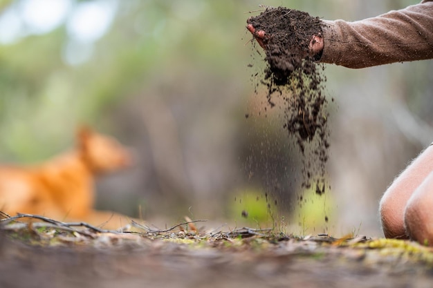 Agricultor segurando o solo nas mãos monitorando a saúde do solo em uma fazendax9