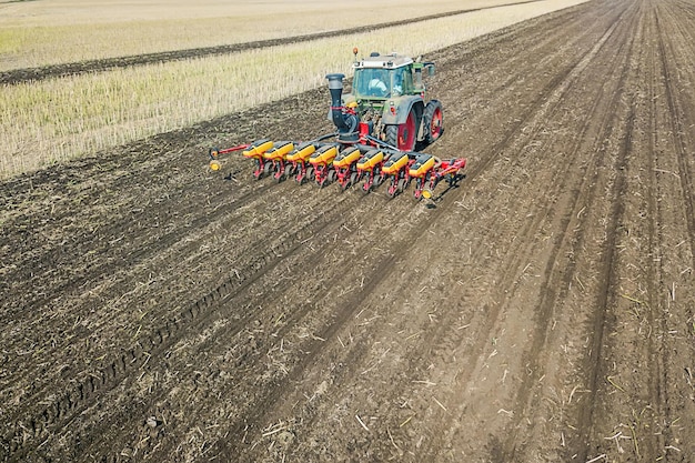 Agricultor sembrando cultivos en el campo Vista aérea de siembra