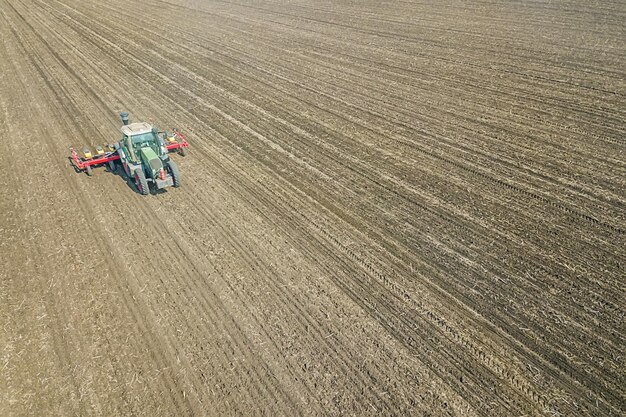 Agricultor siembra de cultivos en el campo. Vista aérea de siembra.