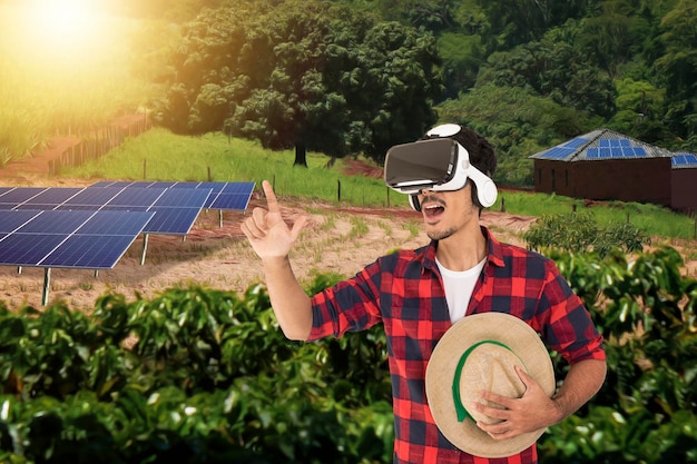 Agricultor sobre planta fotovoltaica de energía solar Granja solar al atardecer Espacio para texto