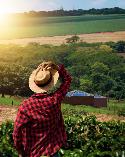 Agricultor sobre planta fotovoltaica de energía solar Granja solar al atardecer Espacio para texto