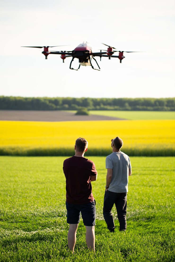 Foto el agricultor técnico utiliza drones agrícolas de control de computadora wifi en el campo de caña de azúcar