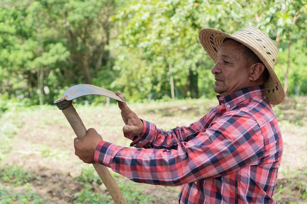 Foto agricultor trabajando en el huerto revisando su equipo de trabajo