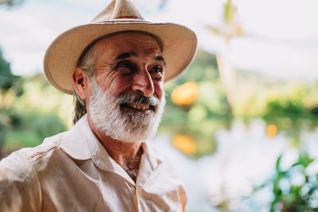 Agricultor trabalhando na fazenda Homem idoso brasileiro