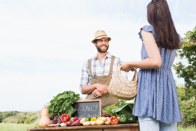 Foto agricultor vende seus produtos orgânicos