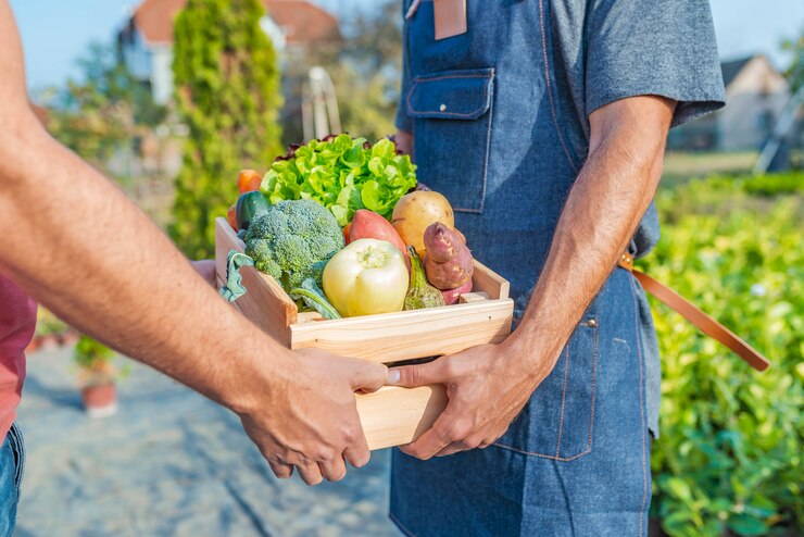 Agricultor vendiendo sus productos orgánicos en un día soleado.