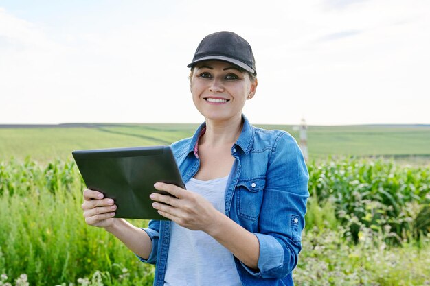 Agricultora agrônoma agricultora agrícola trabalhando com tablet digital no campo de milho