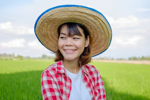 Agricultora asiática en el campo de arroz