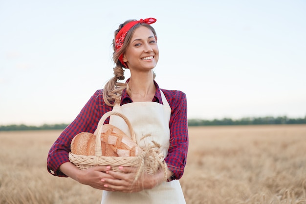 La agricultora sosteniendo una canasta con pan