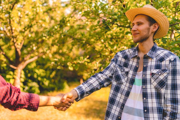 Foto agricultores apertam as mãos