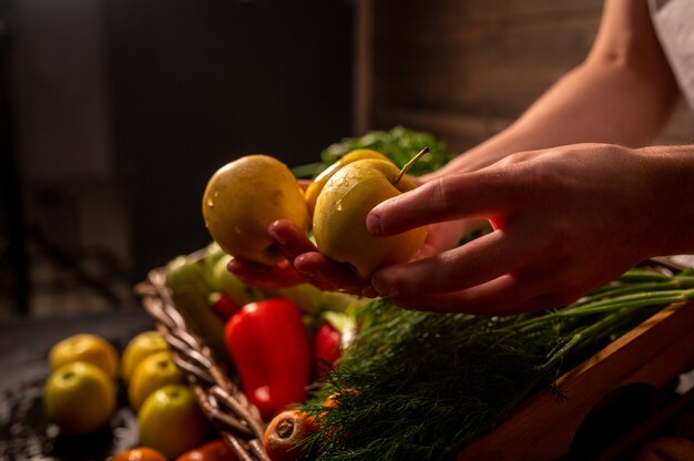 Agricultores de vegetais orgânicos mãos com maçãs recém-colhidas maçãs orgânicas frescas, frutas e vegetais ...