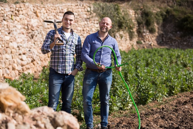 Foto agricultores con espadas en la plantación