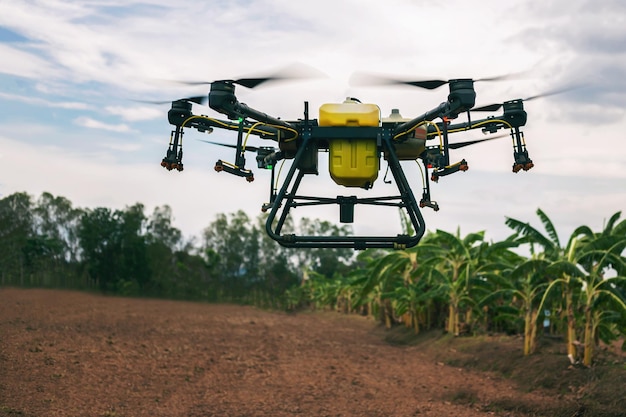 Los agricultores están utilizando medicamentos de fumigación con drones voladores en la agricultura