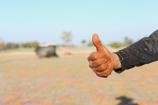 Agricultores polegares para cima no fundo do campo