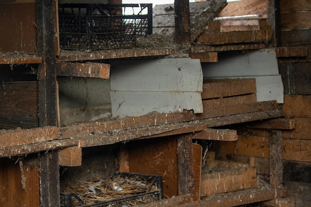 agricultura abandonada, la granja en su patio es vieja y ruinosa sin animales