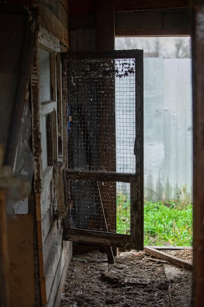 agricultura abandonada, la granja en su patio es vieja y ruinosa sin animales