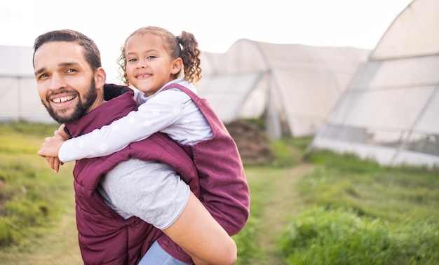 Agricultura agrícola e família para pegar carona com criança e pai em fazenda sustentável Crescimento sustentável e estilo de vida ecológico com fazendeiro e menina aprendendo sobre plantas e ecologia