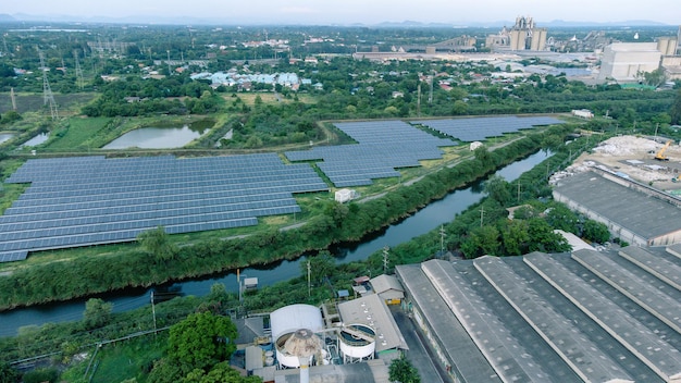 Agricultura de celdas solares junto a ríos y fábricas en áreas industriales