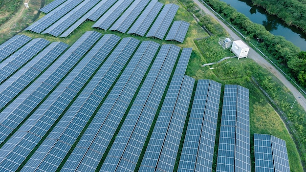 Agricultura de celdas solares junto a ríos y fábricas en áreas industriales