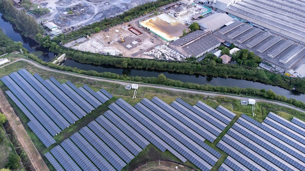 Agricultura de celdas solares junto a ríos y fábricas en áreas industriales