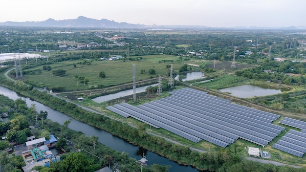 Agricultura de celdas solares junto a ríos y fábricas en áreas industriales